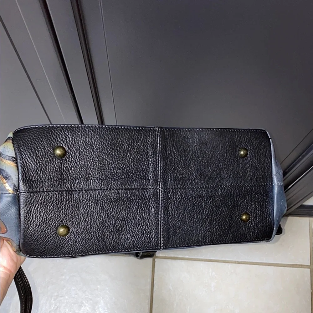 AnuschkaStylish Tote Bag with Durable Material and Spacious Design - Picture 5 of 11